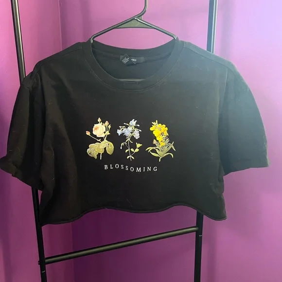 Forever 21 Blossoming Floral Print Black Crop Top - Picture 1 of 3